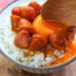 ピリ辛調味料を使った特製ダレによる味付けでご飯が進みそう!とっても美味しそうな「ソーセージ」レシピ!