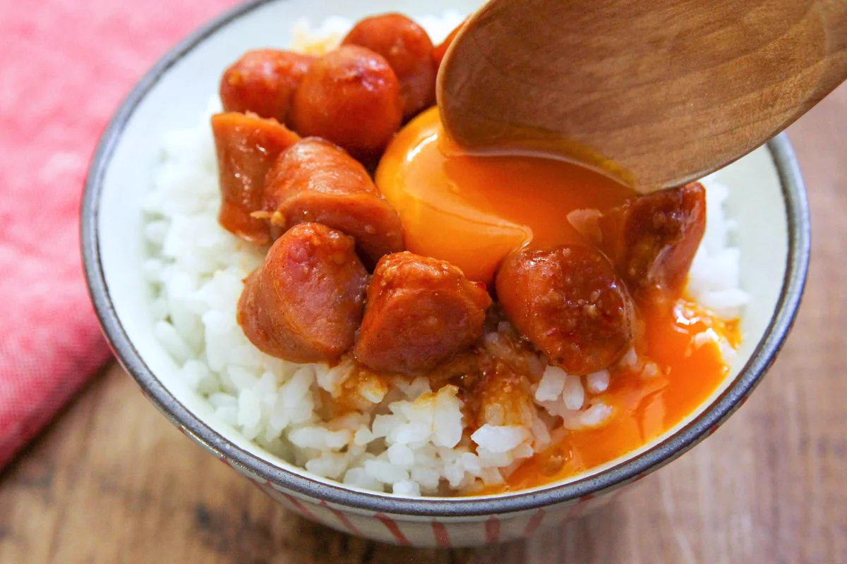 ピリ辛調味料を使った特製ダレによる味付けでご飯が進みそう！とっても美味しそうな「ソーセージ」レシピ！