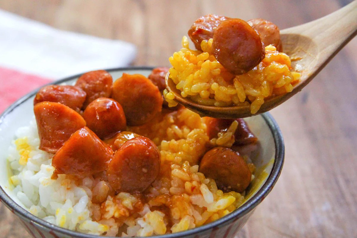 ピリ辛調味料を使った特製ダレによる味付けでご飯が進みそう！とっても美味しそうな「ソーセージ」レシピ！
