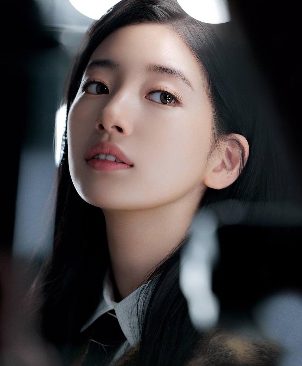UKlYOYUGEN's tweet photo. Wtf...she can't be real??? How is she so gorgeous...🥵

#Suzy #배수지 #수지 #BaeSuzy #SuzyBae https://t.co/aAj6jbYsXL