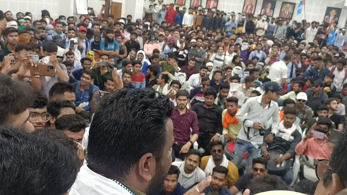 amirshaikh_INC's tweet photo. .@samant_uday @BSKoshyari We #nsui are sitting on strike @ Nagpur University along with thousands of students with a demand of online exams,@nsui is not going to move from here until you don’t declare that the exams are online @Neerajkundan @NANA_PATOLE @TV9Marathi @zee24taasnews https://t.co/MC6z5e2fcG