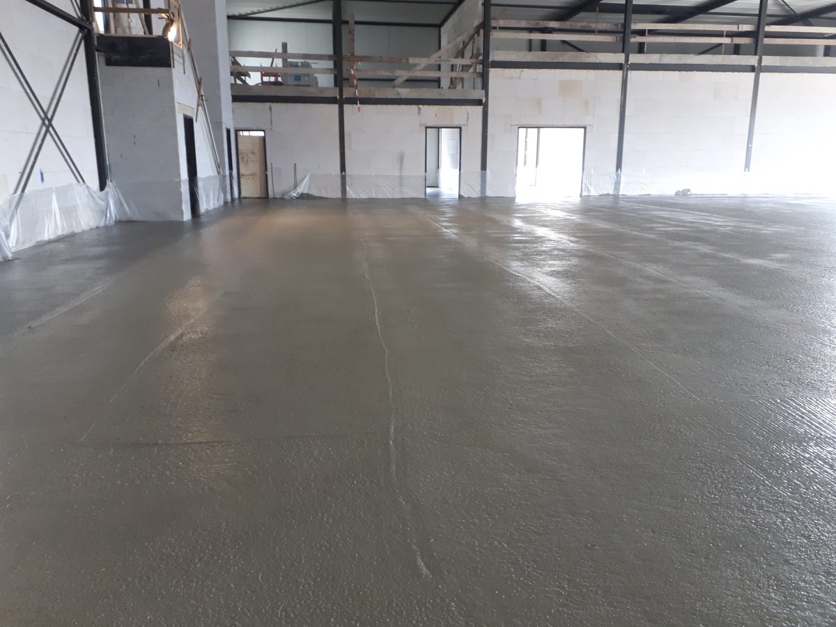 Mebin verlaagt CO2 footprint door toepassing nieuw cement. Met een industriële test in vloeren met een nieuw cement voor het gebruikelijke Portland cement. Het gedeelte Portland is vervangen door dit nieuwe cement de footprint in CO2 van het dit cement is 10% lager.#betonakkoord