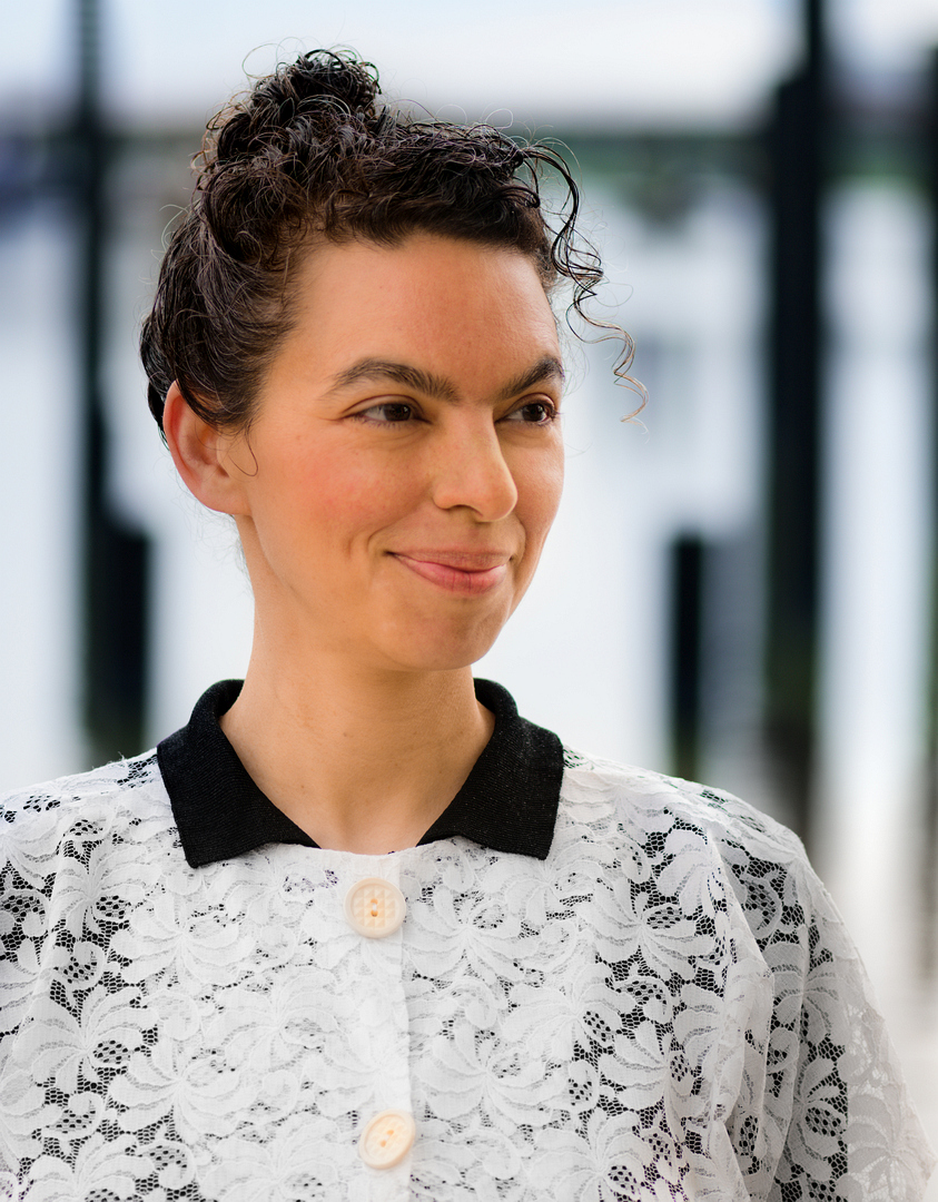 Met trots stellen wij onze nieuwe directeur en curator Rabiaâ Benlahbib voor! Rabiaâ is oprichter en directeur van Creative Court en doceert aan de MA Photography &amp; Society van de KABK in Den Haag. Lees het hele persbericht 👉bit.ly/3LvP2hp