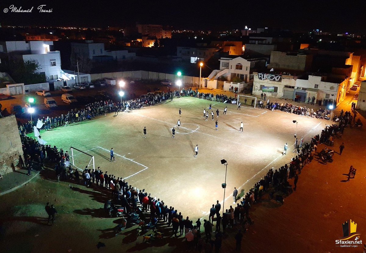 EttachkilaTN's tweet photo. 📸🌃

Comme chaque année le mois du Ramadan a été le moment de voir divers tournois de rue dans le pays. 

Ici quelques photos dans le quartier Rbat de Sfax où l’engouement populaire reste intact au fur et à mesure des années ! 

🇹🇳⚽️

Crédit : @Sfaxien_Net https://t.co/VXk4zFe9P0