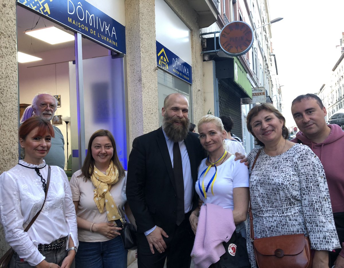 Pour la 1ère fois depuis 30 ans les Ukrainiens de Lyon ont leur Maison. #Domivka_Lyon a été inauguré en présence d'une centaine de réfugiés et  <a href="/Gregorydoucet/">Grégory Doucet</a> <a href="/villedelyon/">Ville de Lyon</a>  , <a href="/prefetrhone/">Préfète de région Auvergne-Rhône-Alpes et du Rhône</a> ,  <a href="/GrandLyonHab/">GrandLyon Habitat</a> qui a mis le local à disposition de <a href="/Lyon_Ukraine/">Lyon-Ukraine</a> à titre gratuit.