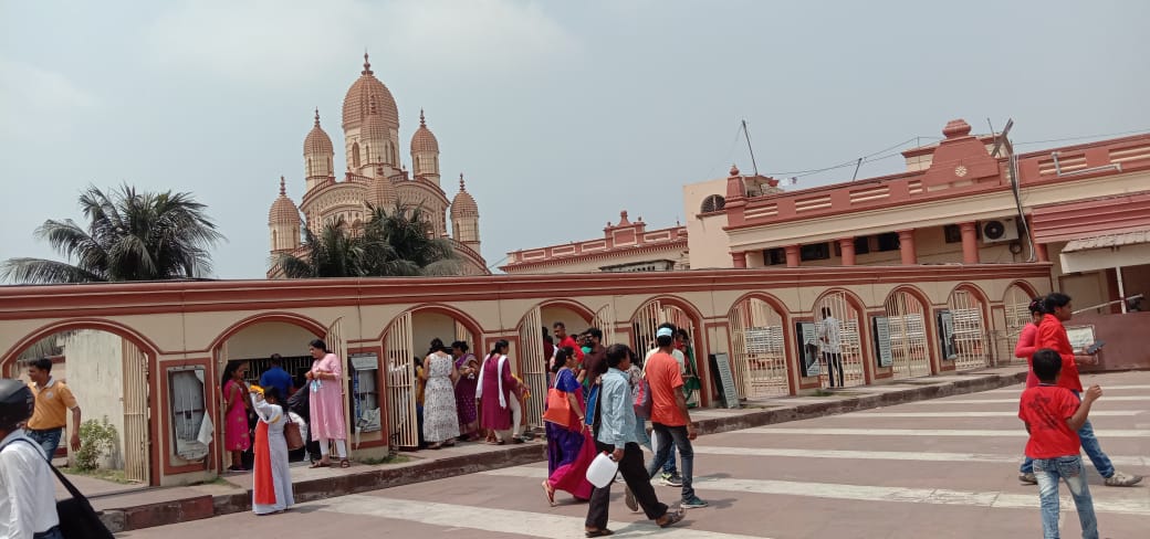 DevianBahni's tweet photo. Dada Dakshineswar e esechi maa er kache kishmish er jonno pray korte.@idevadhikari @RukminiMaitra https://t.co/eUaoY4sPDs