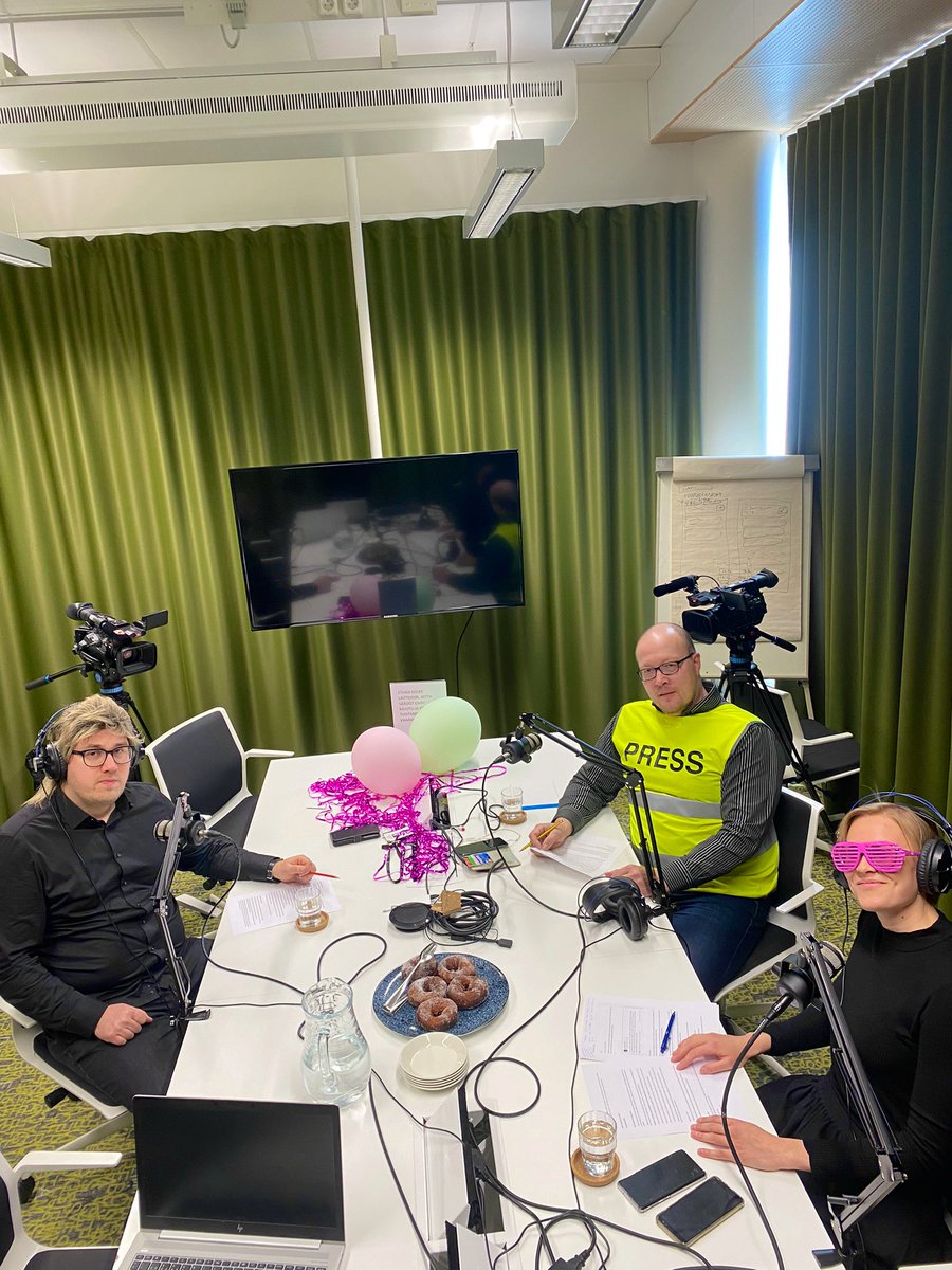 PPuskaradio's tweet photo. Politiikan puskaradion 1-vuotissynttärit ja juhlajakso työn alla. Uusi jakso kuunneltavissa iltapäivällä 🥳 https://t.co/IofaGw4D4B