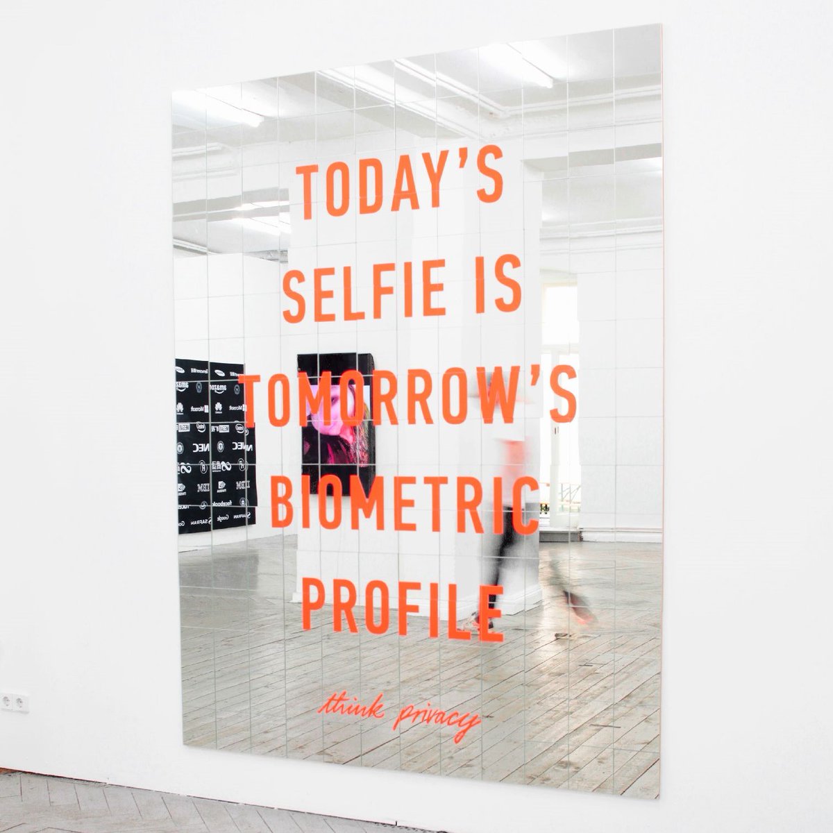 Wir haben mit <a href="/IArns/">Inke Arns</a>, einer der Kuratorinnen der Ausstellung "House of Mirrors" (im <a href="/hmkv_de/">HMKV</a>) über künstliche Intelligenz in der Kunstwelt gesprochen und sie hat uns verraten was Spiegelkabinette mit KI zu tun haben. Hier geht's zum Interview: neuekuensteruhr.de/posts/unterweg…