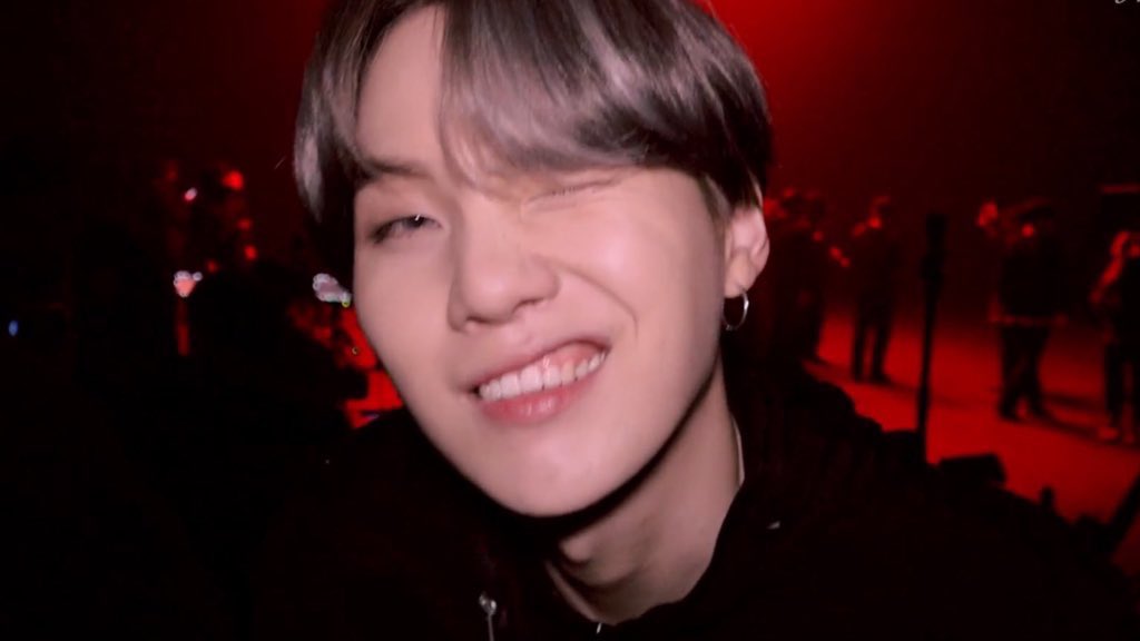 yooniskoo's tweet image. u know it’s damn serious whenever he does his signature smirk