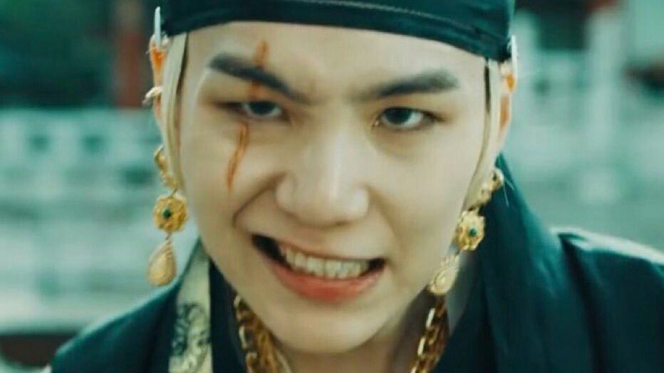 yooniskoo's tweet image. u know it’s damn serious whenever he does his signature smirk