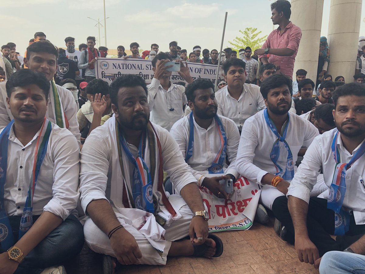 isandesht's tweet photo. .@samant_uday @BSKoshyari We #nsui are sitting on strike @ Nagpur University along with thousands of students with a demand of online exams,@nsui is not going to move from here until you don’t declare that the exams are online @Neerajkundan @NANA_PATOLE @TV9Marathi @zee24taas_new https://t.co/LP4ApcELLs