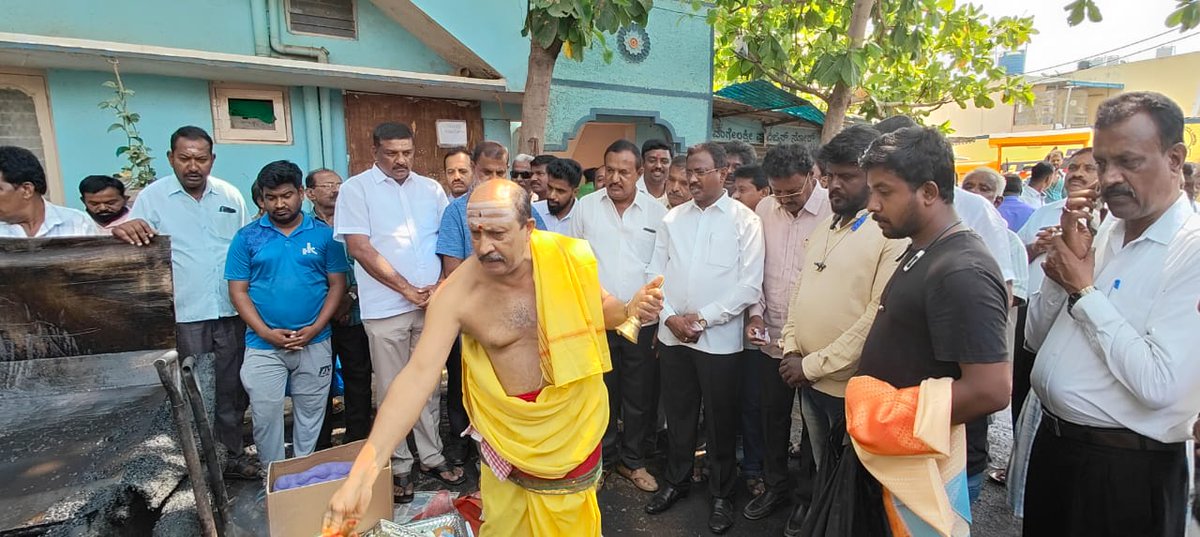 Rmanjunath_mla's tweet photo. #ರುಕ್ಮಿಣಿ_ನಗರ_ಭಾಗದ_ರಸ್ತೆಗಳ_ಡಾಂಬರೀಕರಣ_ಕಾಮಗಾರಿ
ದಾಸರಹಳ್ಳಿ ವಿಧಾನಸಭಾ ಕ್ಷೇತ್ರದ ಚೊಕ್ಕಸಂದ್ರ ವಾರ್ಡ್ ರುಕ್ಮಿಣಿ ನಗರ ಭಾಗದ ರಸ್ತೆಗಳ ಡಾಂಬರೀಕರಣ ಕಾಮಗಾರಿಗೆ ಚಾಲನೆ ನೀಡಲಾಯಿತು. #rukmininagar #chokkasandra #tdasarahalli #rmanjunathmla #bengaluru https://t.co/deSWUpUqI7