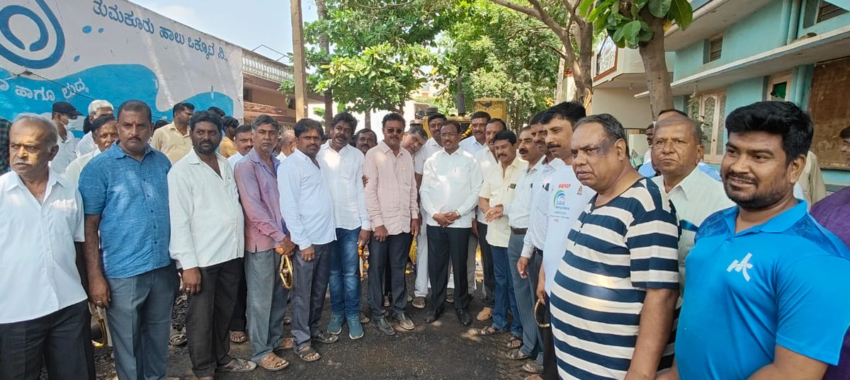 Rmanjunath_mla's tweet photo. #ರುಕ್ಮಿಣಿ_ನಗರ_ಭಾಗದ_ರಸ್ತೆಗಳ_ಡಾಂಬರೀಕರಣ_ಕಾಮಗಾರಿ
ದಾಸರಹಳ್ಳಿ ವಿಧಾನಸಭಾ ಕ್ಷೇತ್ರದ ಚೊಕ್ಕಸಂದ್ರ ವಾರ್ಡ್ ರುಕ್ಮಿಣಿ ನಗರ ಭಾಗದ ರಸ್ತೆಗಳ ಡಾಂಬರೀಕರಣ ಕಾಮಗಾರಿಗೆ ಚಾಲನೆ ನೀಡಲಾಯಿತು. #rukmininagar #chokkasandra #tdasarahalli #rmanjunathmla #bengaluru https://t.co/deSWUpUqI7