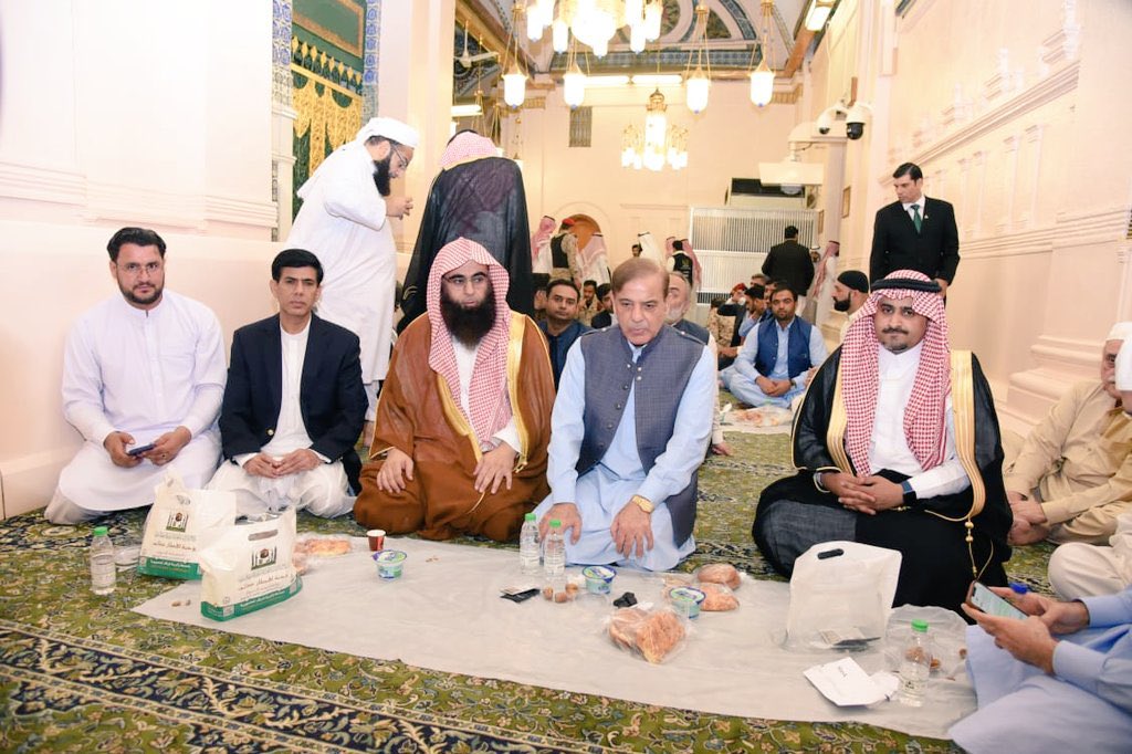 Roznama_Isb's tweet photo. وزیراعظم #شہبازشریف نے وفد کے ہمراہ روضہ رسول صلی اللہ علیہ وسلم پر حاضری دی ۔ انہوں نے مسجد نبوی میں نماز اور نوافل بھی ادا کئے 
#مسجدنبوی #مدینہ https://t.co/TnRAVTBPc0
