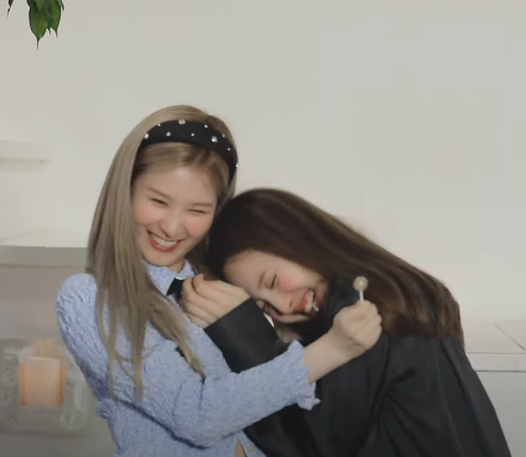 mnymilf's tweet photo. This was so unexpected but I love Sana and Nayeon together https://t.co/1cqtRYOyb8