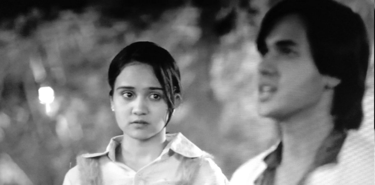 "Log bas dekhte hai meri ye hasi,
Jiske pass roo saku aisa koi aas paas nahi.
Waqt beet jaata hai yuhi aate jaate,
Ghr mein intezaar krne wala mera koi khaas nhi.
Mai bhi jaag rha hu aur chand bhi jaag rha hai,
Hum dono sa iss jahan mein koi udaas nahi🥺"