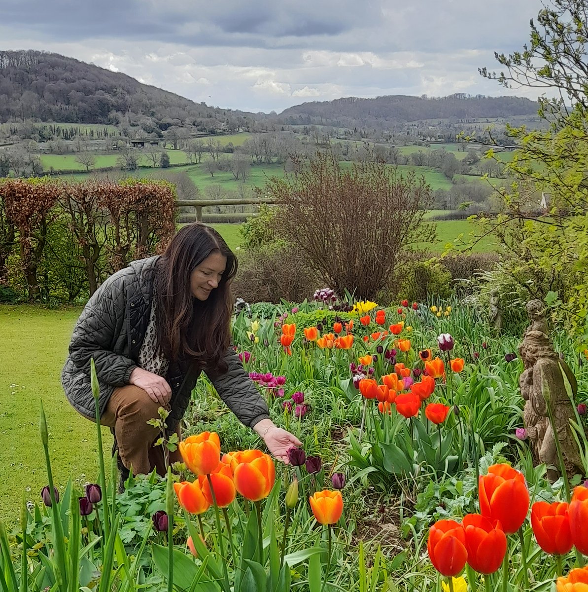 If you love tulips, then Rachel's visit to Celia Hargrave's garden in Sheepscombe is a must-watch tonight! We're on at the later time of 9.00pm (9.30pm if you're in Wales), so please join us then if you can 🌷🌷🌷 #GardenersWorld #FlowersOnFriday #Tulips #Gloucestershire