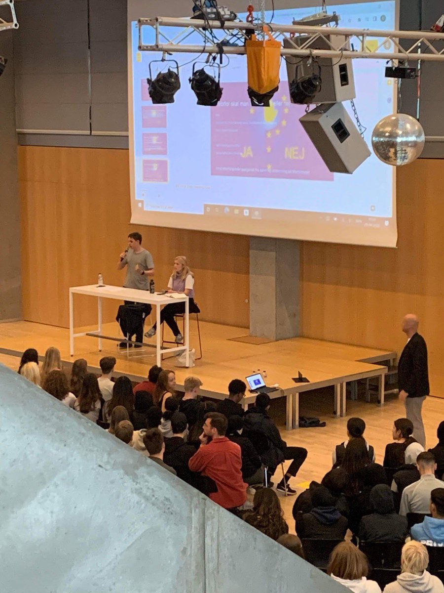 rgungdom's tweet photo. Vores seje medlem @selmaboloe har været til debat om Forsvarsforbeholdet på Frederiksberg Gymnasium 💪 Vi opfordrer selvfølgelig til at stemme NEJ den 1. juni - og det var et flertal af eleverne enige i 🔥 https://t.co/ov3B2Yfo18