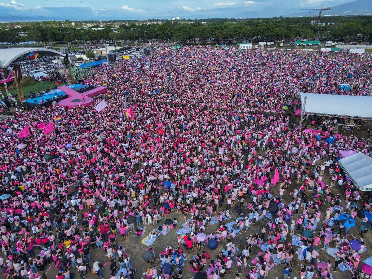newswatchplusph's tweet photo. LOOK: Thousands of supporters have already assembled for the Tanglaw: Laguna People’s Rally in Santa Rosa City, Laguna, as of 4:50pm. #TheFilipinoVotes | @anjocalimario

📸 Team Kiko/Jimmy Dasal https://t.co/HuT8Y5wV94