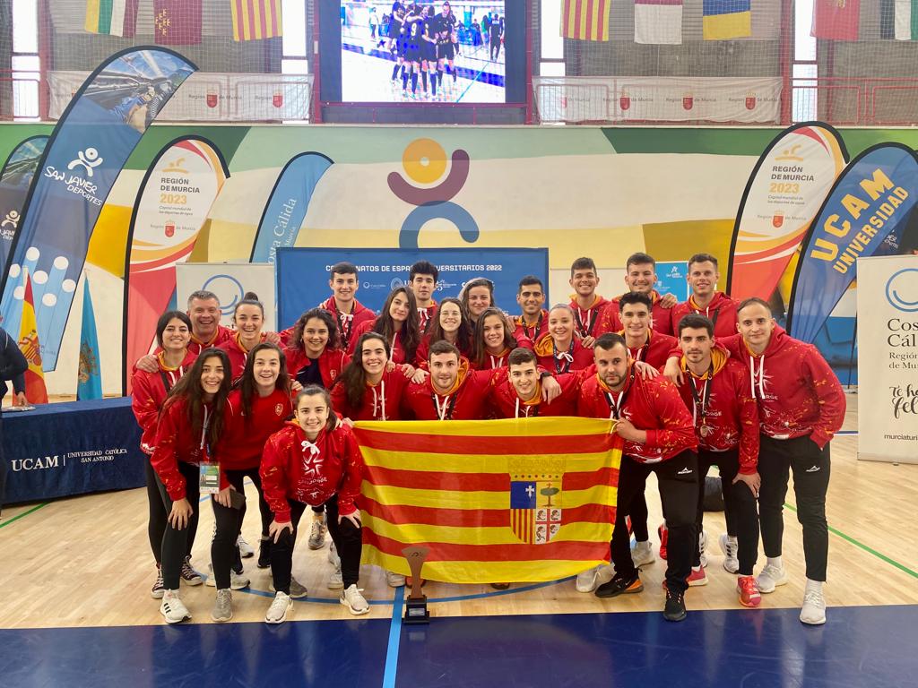 _usj_'s tweet photo. 🏆⚽️ ¡El equipo masculino de #FútbolSala consiguió el bronce🥉 en el Campeonato de España Universitario y el equipo femenino quedó en 4ª posición! 

¡Muchas felicidades a todos los deportistas, entrenadores y miembros de @DeportesUSJ! 💪

#USJSíSePuede
https://t.co/mMTpIcwpud https://t.co/CU85rzY7qh