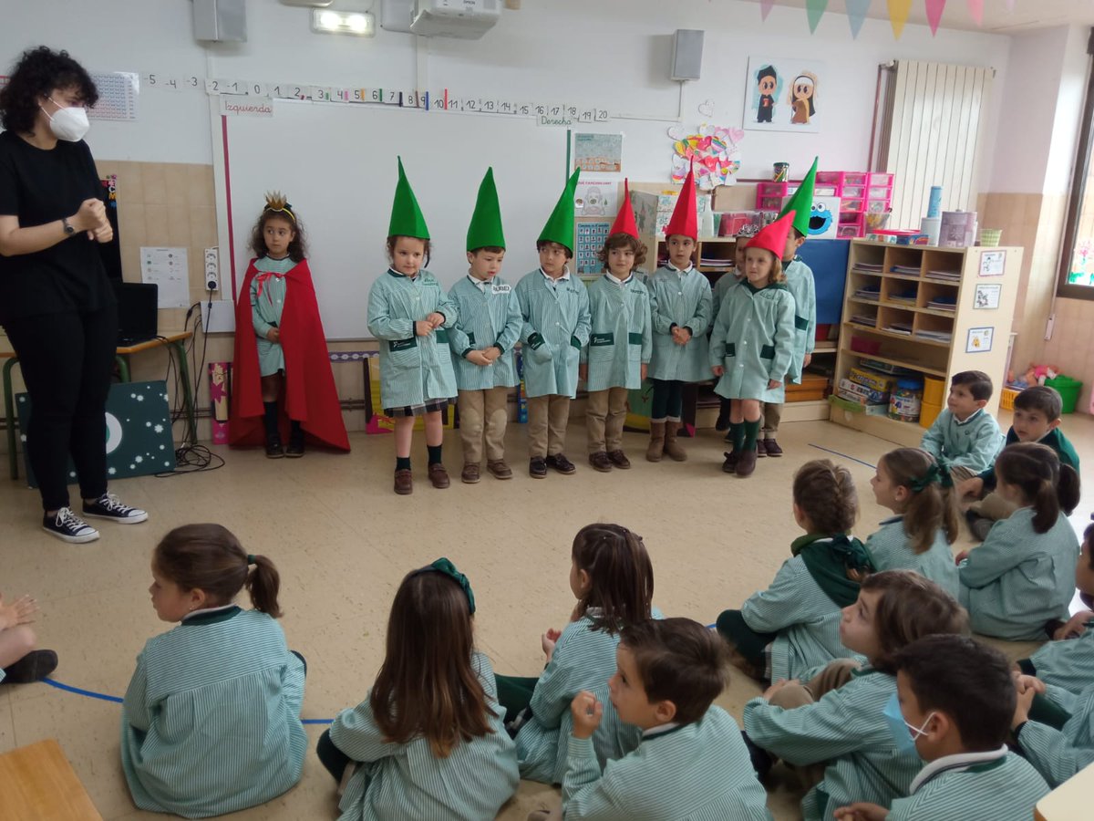 Disfrutamos y aprendimos alguna palabra en lenguaje de signos gracias a la @fundaciónvinjoy . Nos visitaron en clase y nos contaron un cuento y cantaron una canción. @FET_Oviedo #educacioninfantil