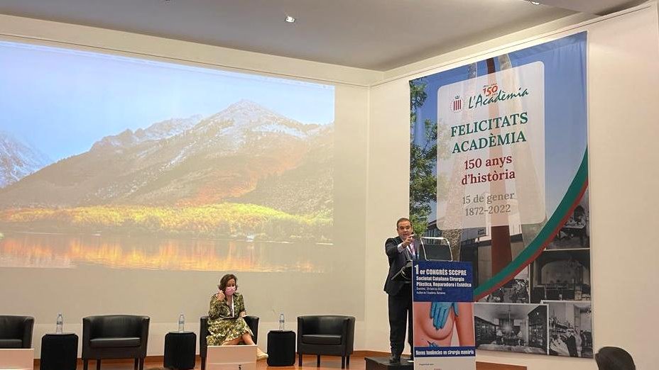 CpmTejerina's tweet photo. El Dr. #AntonioTejerina participa como ponente en el primer congreso de la #SCCPRE, donde imparte dos ponencias sobre #reconstrucciónmamaria y #explante mamario 🪩 https://t.co/aYc4lZDtmH https://t.co/h2GYl2XPhW