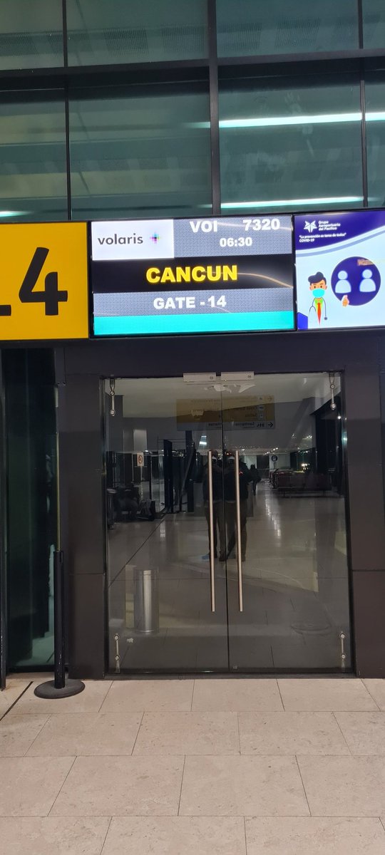 edoardt's tweet image. Ayuda @Profeco #Volaris le vale madres y deja tirados a clientes que viajamos a Cancun con un retraso de más de 5 horas sin ningun apoyo en comida ni hospedaje @viajaVolaris @flyvolaris