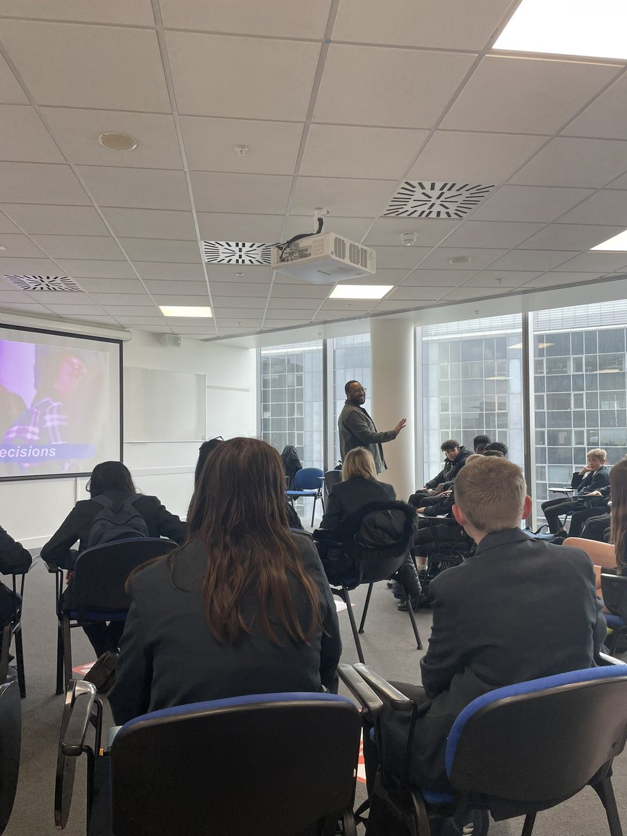 Today 8JDA are visiting @UWL_Outreach at their Brentford Campus to see what a university is like ahead of picking their GCSE options next year!