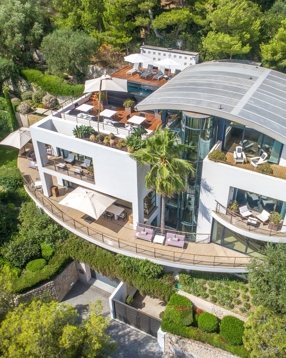 Superb villa nestled in a green setting🌴

This breathtaking property, with 7 rooms in total, is facing the sea and the Cap Ferrat. The view is spectacular !

- Dotta Team 

dotta.mc/france/locatio…

#realestate #luxuryrealestate #luxury #DottaImmobilier