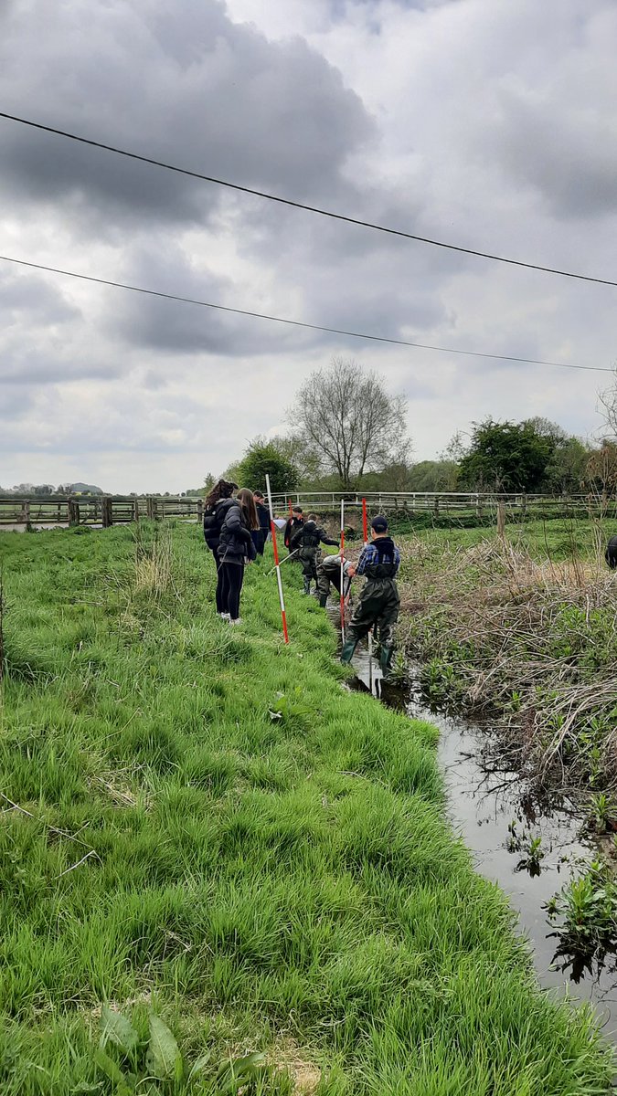 PangCollGeog's tweet photo. Follow us today as we test Bradshaw's Model on the River Pang. Site 1: 137 cm wide 20 cm deep. Velocity: 0.07 m/s https://t.co/v5XsQOGWo1