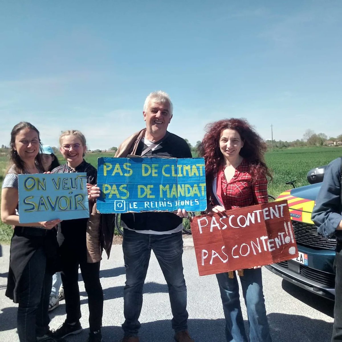 AnimauxInsoumis's tweet photo. 🐔 Avec la députée @BenedictTaurine, le combat continue avec le collectif de #Lescout contre un poulailler industriel de 200.000 #poules pondeuses qui veut s'étendre avec un 5ème hangard de 30.000 poules.
#animaux #fermesusines #Animaux2022 #UnionPopulaire https://t.co/MaSekDu0ha