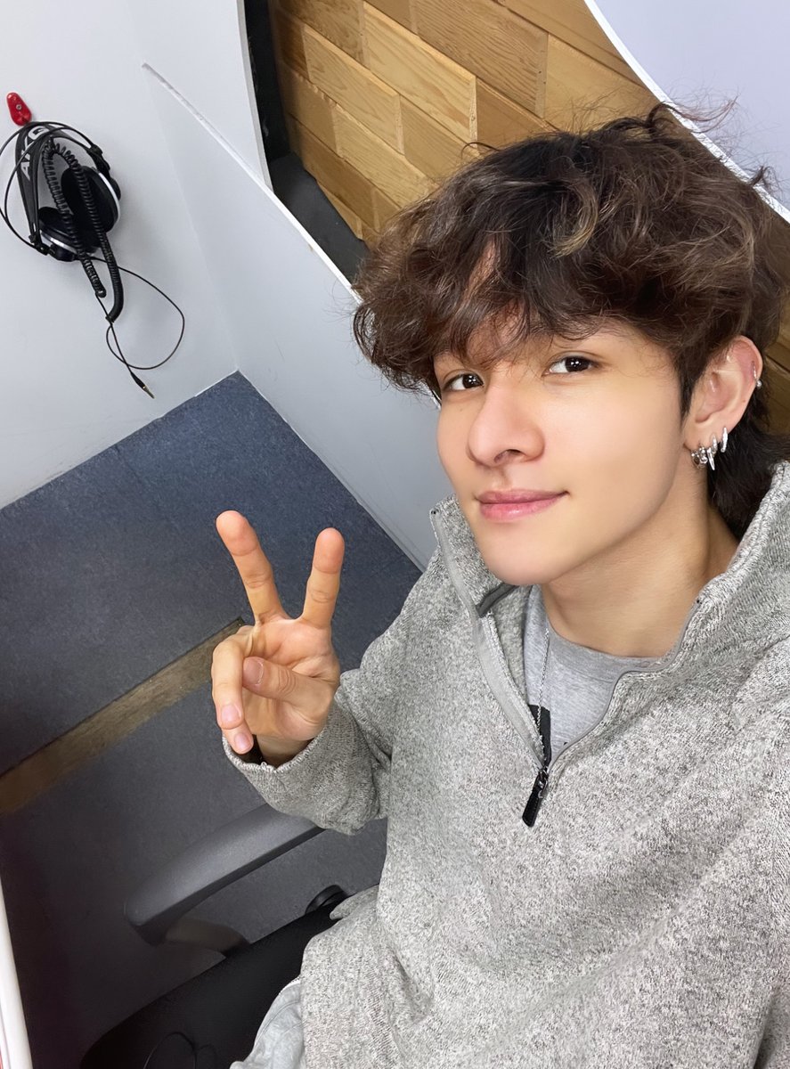 SAMUEL_twt_'s tweet photo. [#사무엘]

잠시 후 8시 아리랑 라디오 <Radio'n Us>에 사무엘이 출연합니다.
사무엘과 상쾌한 금요일 밤 함께 보내요🍃

#SAMUEL #RADIONUS https://t.co/0QMkUogiQp