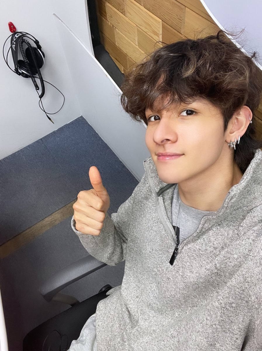 SAMUEL_twt_'s tweet photo. [#사무엘]

잠시 후 8시 아리랑 라디오 <Radio'n Us>에 사무엘이 출연합니다.
사무엘과 상쾌한 금요일 밤 함께 보내요🍃

#SAMUEL #RADIONUS https://t.co/0QMkUogiQp
