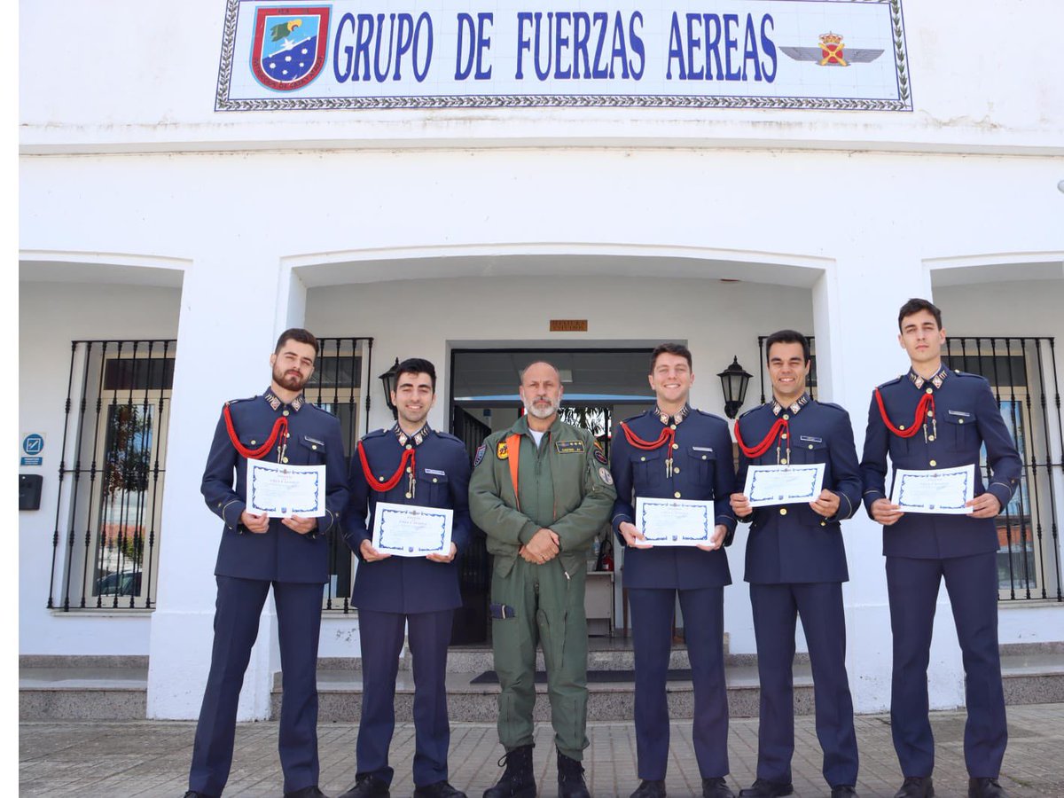 Ejército del Aire y del Espacio (@ejercitoaire) on Twitter photo Los 5 primeros alumnos 👨🏻🎓 que han finalizado la 109ª Fase de Caza y Ataque 🚀 reciben su diploma 📜 en la Base Aérea de Talavera la Real y #Ala23.
¡Enhorabuena!👏🏻🇪🇸
#SomoselAire <a href="/Defensagob/">Ministerio Defensa</a> Los 5 primeros alumnos 👨🏻🎓 que han finalizado la 109ª Fase de Caza y Ataque 🚀 reciben su diploma 📜 en la Base Aérea de Talavera la Real y #Ala23.
¡Enhorabuena!👏🏻🇪🇸
#SomoselAire <a href="/Defensagob/">Ministerio Defensa</a>