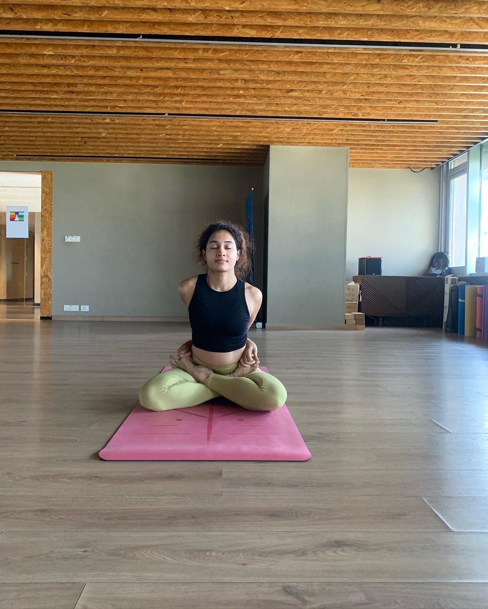 Poojaram22's tweet photo. #parivrttasuryayantrasana #compasspose #buddhapadmasana #lockedlotuspose https://t.co/JRMqX4H3n8