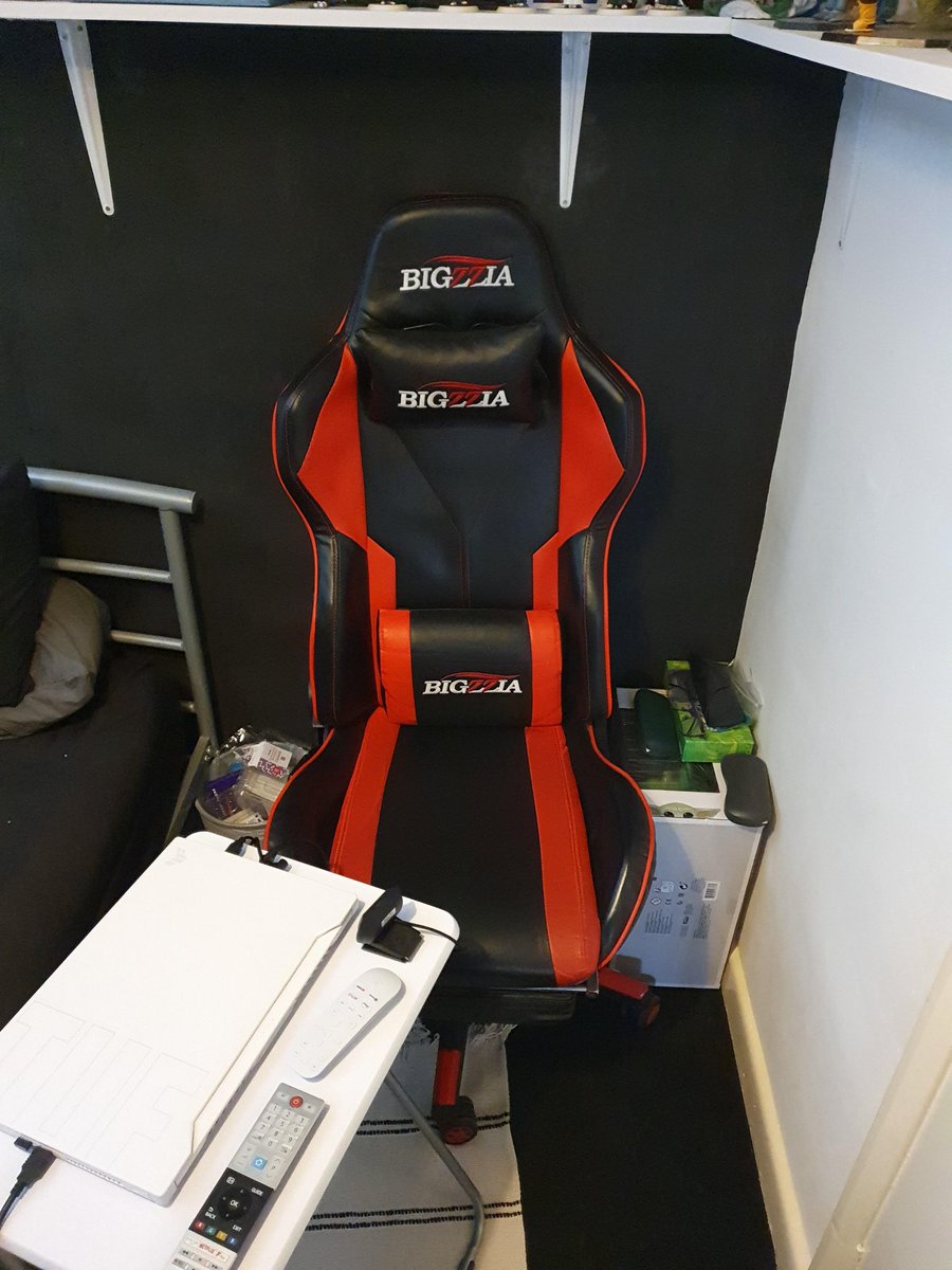 infernohawke's tweet photo. After all this time I've finally got a gaming chair!! No more laying on my bed when I stream!!!!!

#GamingSetup 
#gamimg
#smallstreamer 
#streamingupgrade 
#happygamer https://t.co/s096NydUwJ