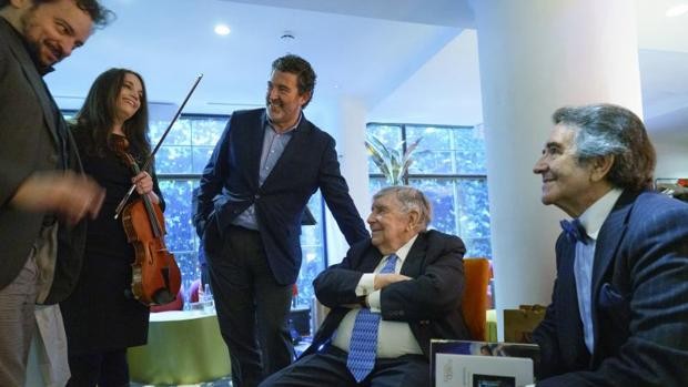 Velada poética inolvidable la del pasado 25 de abril en la puesta de largo de #PérdidasYGanacias , de <a href="/julian_quiros/">Julián Quirós</a> director de <a href="/abc_es/">ABC.es</a>  y poeta ✍️