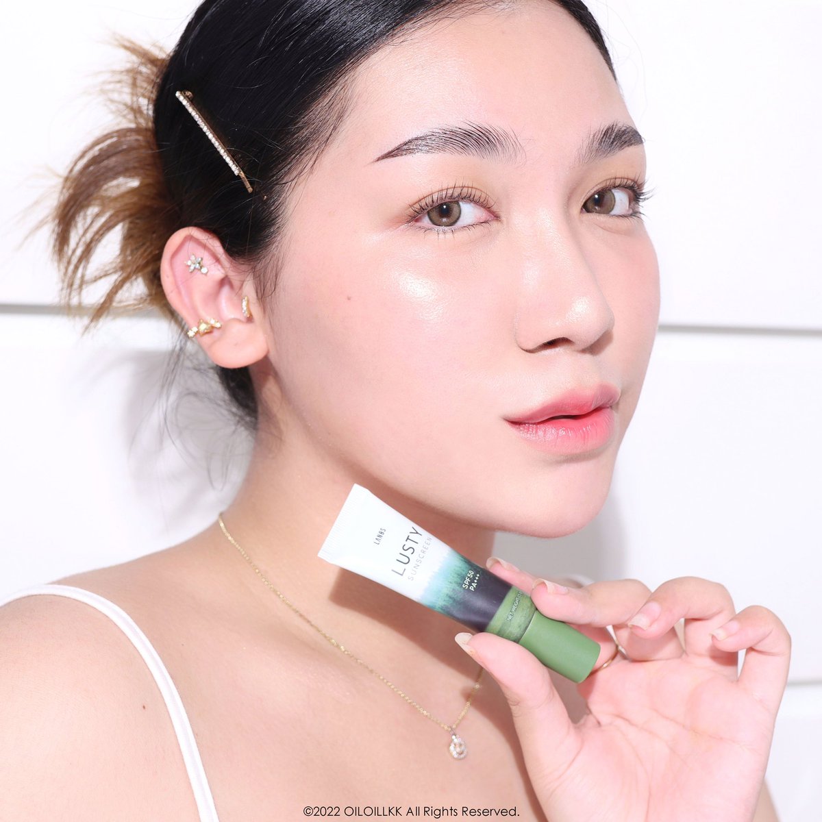 Oiloillkk's tweet photo. ~ กันแดดตัวใหม่จาก Lanos-LUSTY SUNSCREEN SPF50 PA+++

ตัวนี้จะเป็นกันแดดเนื้อเซรั่มนะ ปกป้อง ได้ถึง 2 ชั้น เนื้อเบาสบาย เกลี่ยง่าย ไม่คราบ พอทาจะช่วยปรับผิวให้ไบรท์ขึ้น ต่อให้ทา 2 ข้อนิ้วพูนๆ ก็ไม่วอกจ๊ะ เคลมด้วยว่าสามารถทาทับเมคอัพได้เลย 10/10 #lustysunscreen #กันแดดลัสตี้ https://t.co/hqSHnPFWem