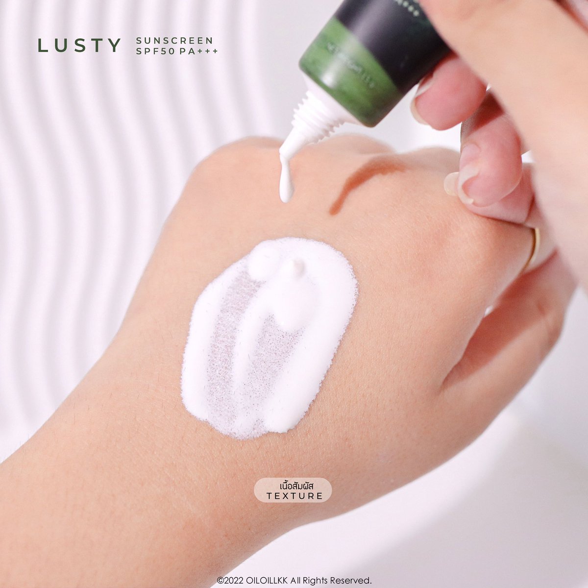 Oiloillkk's tweet photo. ~ กันแดดตัวใหม่จาก Lanos-LUSTY SUNSCREEN SPF50 PA+++

ตัวนี้จะเป็นกันแดดเนื้อเซรั่มนะ ปกป้อง ได้ถึง 2 ชั้น เนื้อเบาสบาย เกลี่ยง่าย ไม่คราบ พอทาจะช่วยปรับผิวให้ไบรท์ขึ้น ต่อให้ทา 2 ข้อนิ้วพูนๆ ก็ไม่วอกจ๊ะ เคลมด้วยว่าสามารถทาทับเมคอัพได้เลย 10/10 #lustysunscreen #กันแดดลัสตี้ https://t.co/hqSHnPFWem