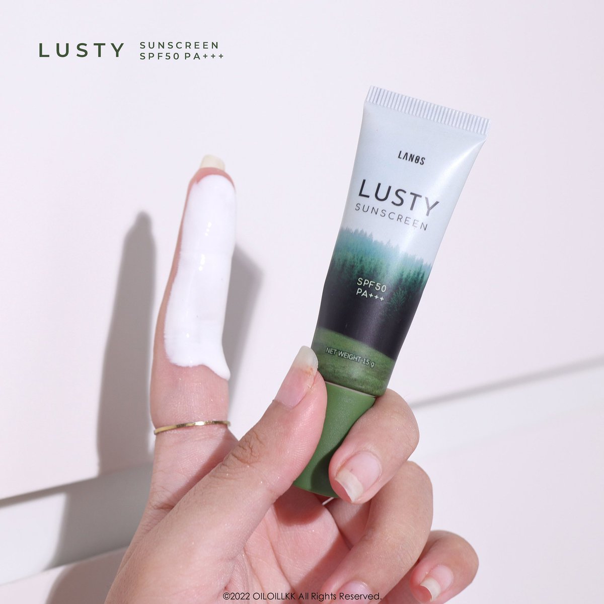 Oiloillkk's tweet photo. ~ กันแดดตัวใหม่จาก Lanos-LUSTY SUNSCREEN SPF50 PA+++

ตัวนี้จะเป็นกันแดดเนื้อเซรั่มนะ ปกป้อง ได้ถึง 2 ชั้น เนื้อเบาสบาย เกลี่ยง่าย ไม่คราบ พอทาจะช่วยปรับผิวให้ไบรท์ขึ้น ต่อให้ทา 2 ข้อนิ้วพูนๆ ก็ไม่วอกจ๊ะ เคลมด้วยว่าสามารถทาทับเมคอัพได้เลย 10/10 #lustysunscreen #กันแดดลัสตี้ https://t.co/hqSHnPFWem
