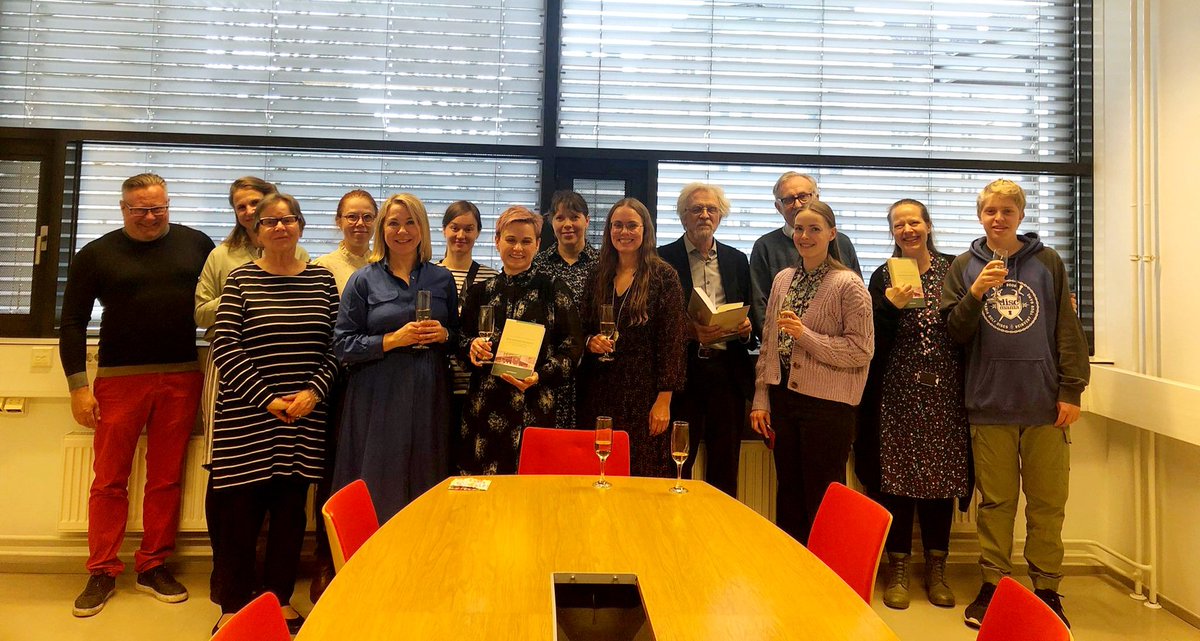 Hyvinvointioikeus – kirjoituksia oikeudesta ja hyvinvoinnista -teoksen julkaisua juhlimassa. 

Samalla keskuksemme toivottaa hauskaa vappua!🎈🎈🎈

Tutustu kirjaan: kauppakamarikauppa.fi/products/hyvin… 
Kirjan ovat toimittaneet Virve Toivonen, <a href="/Annamakipetaja/">Anna Mäki-Petäjä-Leinonen</a> ja <a href="/EevaNyka/">Eeva Nykänen</a> 

<a href="/UEFLawSchool/">UEF Law School</a>