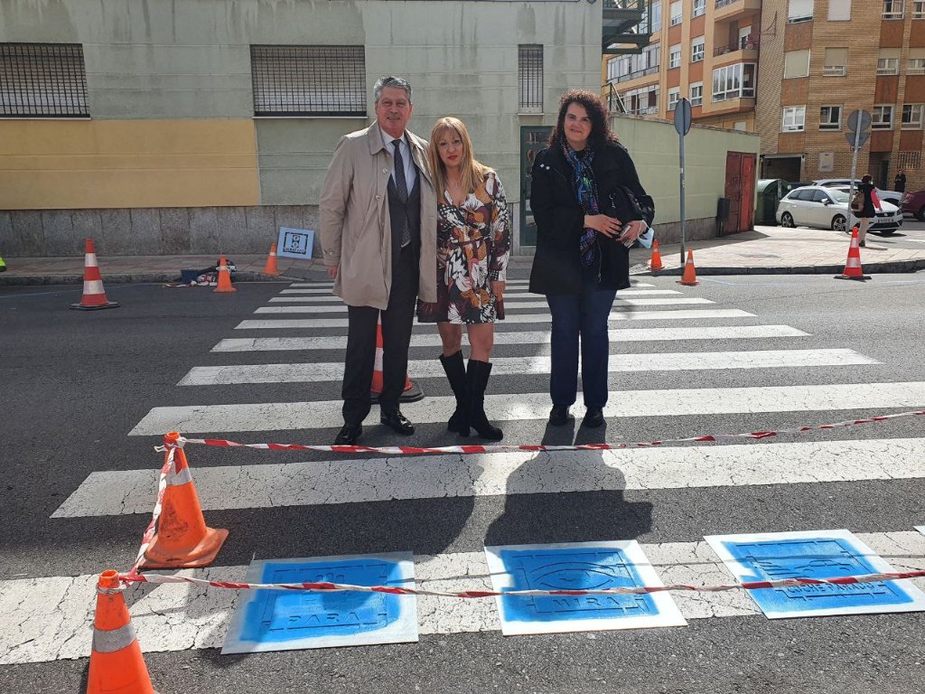 LeonAyto's tweet photo. El Ayuntamiento de #leonesp rotula pasos de peatones próximos a los colegios para favorecer la inclusión de los niños con TEA https://t.co/KJuSLCk2eZ
