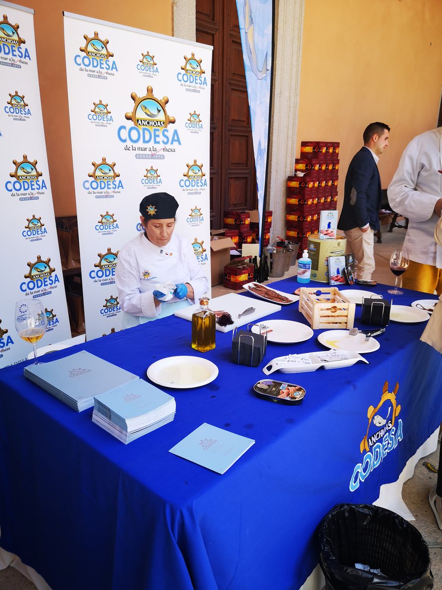euro_toques's tweet photo. Además de la cocina de puchero con la que nos deleitaron nuestros compañeros de #eurotoquescastillalamancha en el #Alcázar también pudimos disfrutar de varias mesas de degustación como la de @AnchoasCodesa o enterarnos de las novedades de calzado #Posster #AsambleaEurotoques https://t.co/0VzNNHfnib