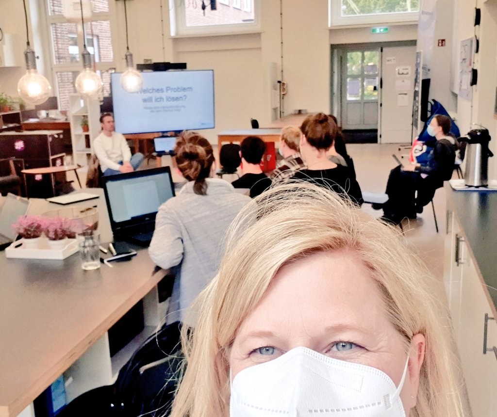 start-up friday Zeit! 😍🚀 Gerrit von IdeaChamp ist bei uns und spricht mit uns. 
#startups #zfe #startupfriday