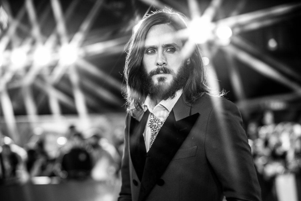 SonyPicturesUK's tweet image. #TBT to @JaredLeto serving looks on the #Morbius red carpet 😍