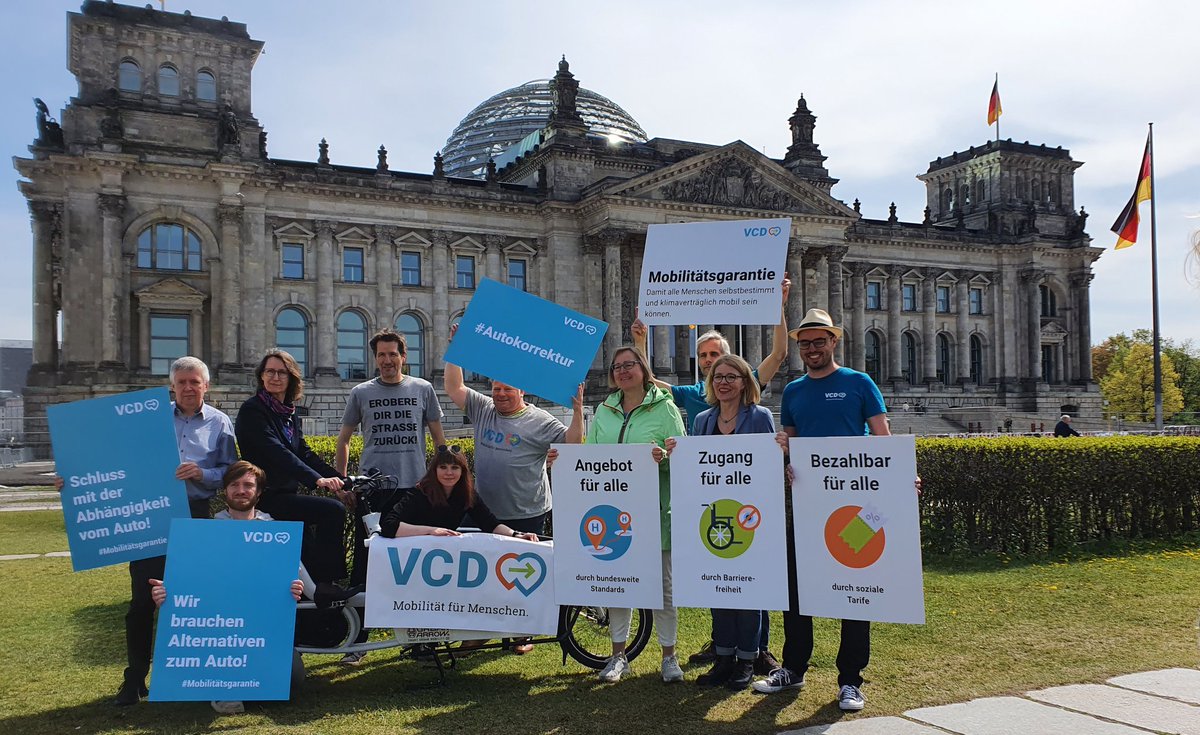 Geht's auch ohne?

Viele Menschen würden gerne auf das eigene Auto verzichten. Doch sie sind darauf angewiesen, weil es an guten Alternativen mangelt.

Heute startet unsere Kampagne für die Unabhängigkeit vom Auto &amp; für eine
#Mobilitätsgarantie
vcd.org/service/presse…