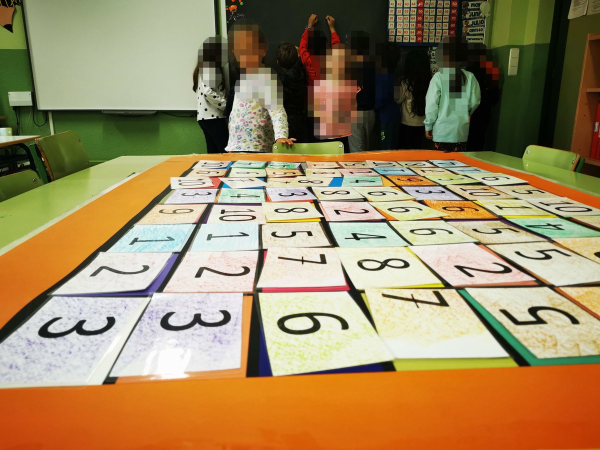 ajedrezquevedo's tweet photo. Se ayudan, cooperan, comparten, corrigen, motivan, equivocan, aprenden, respetan las reglas, trabajan en equipo para conseguir sumas con llevadas leyendo el sistema algebraico.
#ajedrez #ajedrezeducativo #loscoloresdelajedrez #ajedrezenelaula #matematicas #innovacion https://t.co/DiA6tSgTmD
