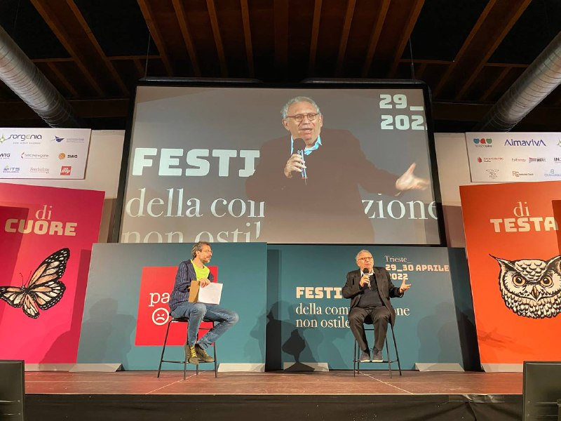 ParoleOstili's tweet photo. «Scrivere è una cosa difficile però è necessaria. Ti metti lì, davanti al foglio bianco, e devi esprimere te stesso. 

Se volete essere creativi, bisogna trovare le parole. E allora scrivete»

Il @ProfPBianchi, Ministro dell'Istruzione @MIsocialTW, sul palco di #paroleostili https://t.co/6ggRRaZT1D