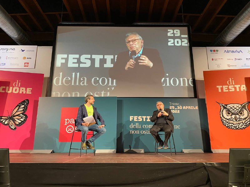 ParoleOstili's tweet photo. «La scuola è un percorso lungo. Ti deve formare come persona, ti deve accompagnare a trovare il più difficile dei mondi, che è essere se stessi. E questo si fa insieme agli altri»

Il @ProfPBianchi, Ministro dell'Istruzione @MIsocialTW, sul palco di #paroleostili https://t.co/JEHqMjmpcW