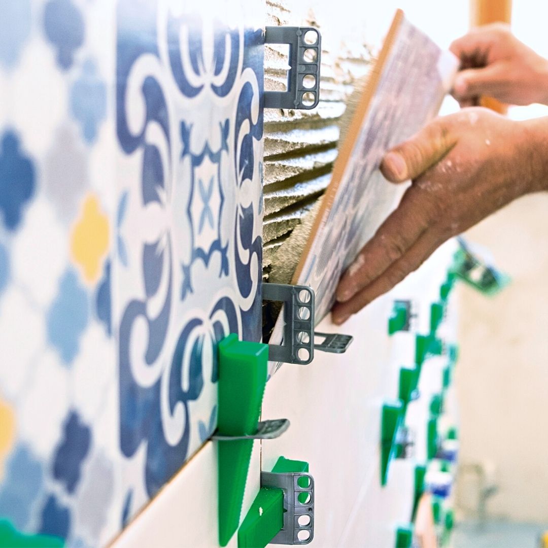 Suimco_Spain's tweet photo. El #sistemadenivelación 4 LEVEL es óptimo para la instalación de baldosas cerámicas tanto en trabajos horizontales (#pavimentos) como verticales (#revestimientos).

En nuestra página web https://t.co/7sdAHf1qkO puede consultar los diferentes formatos.

#alicatados #reformas https://t.co/HyBB6xmdZ2